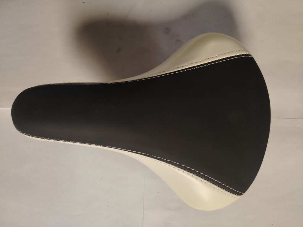 ASIENTO ALPE TMO STANDAR C/COSTURAS NEGRO/BLANCO
