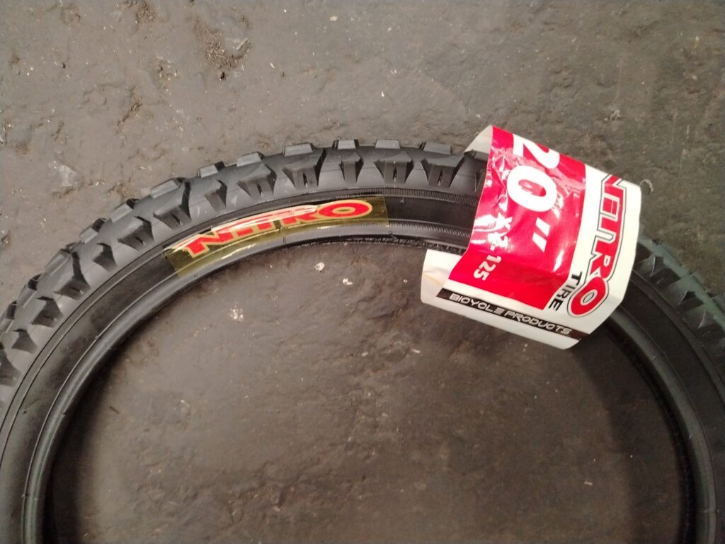 LLANTA R-20 X 2.125 NEGRA MTB TAQUETE RBM