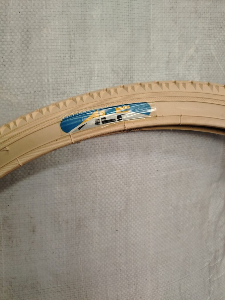LLANTA R-28 X 1 1/2 GUERA ALF MOD F-202